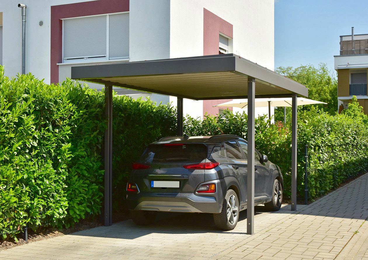 Carport aus Metall vor Wohnhaus