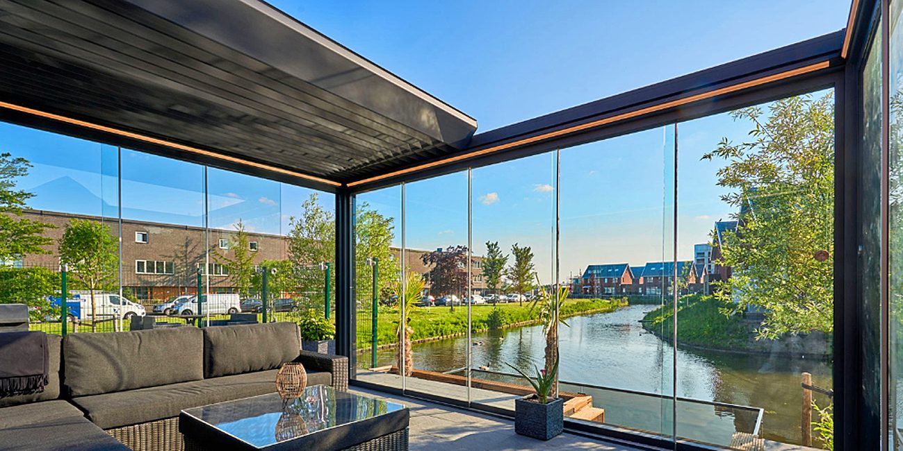 Terrasse mit Glasschiebefront aus Metall