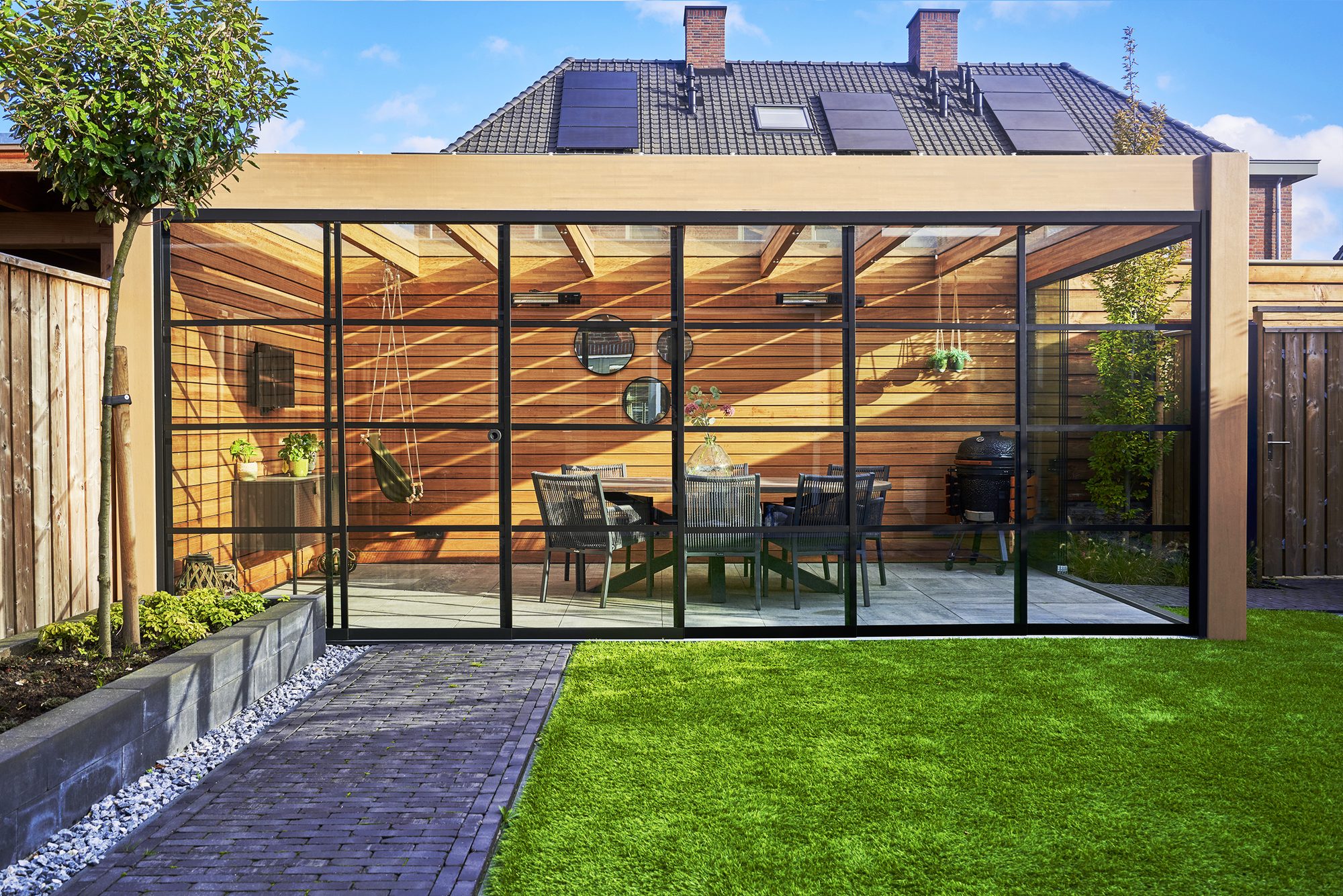Moderne Terrassenüberdachung aus Metall und Glas